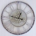 Metalen wijzerplaat met draaiende tandwielen